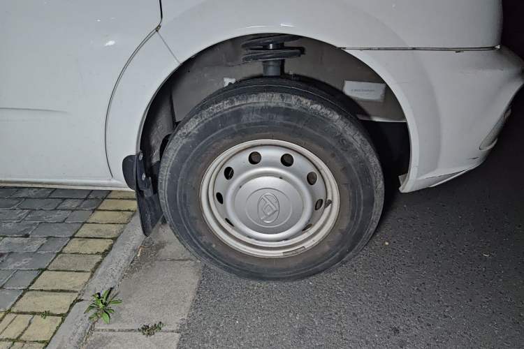 Used SAIC MAXUS Xintu V80 2023 2.0T Manual Classic Aoyuntong Power Version Short Wheelbase Mid-Height 5/6-Seater