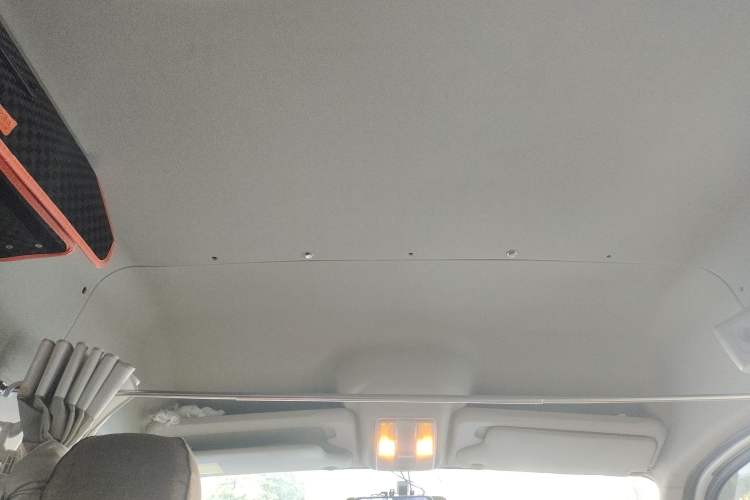 Used SAIC MAXUS Xintu V80 2021 2.0T Manual Classic Aoyuntong Short Wheelbase Mid-Roof 5/6-Seater Headliner