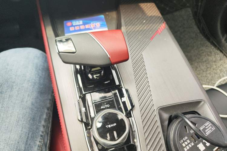 Used CHANGAN OSHAN Z6 2023 Blue Whale 1.5T DCT Smart Luxury Model Gear Lever