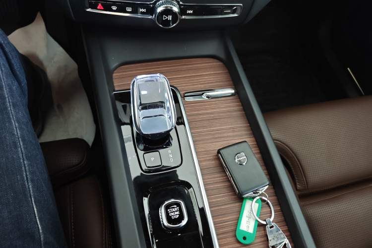 Used Volvo XC60 New Energy 2025 Plug-in Hybrid Long-Range All-Wheel Drive Smart Luxury Edition Gear Lever