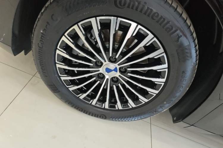 Used Denza D9 2024 DM-i 1050 Luxury Model Left Front Wheel Hub