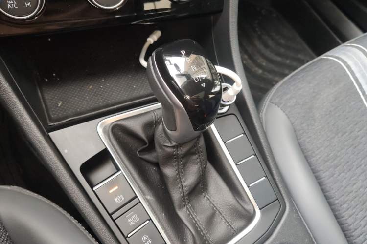 Used Volkswagen Sagitar 2023 300TSI DSG Flyover Edition Gear Lever