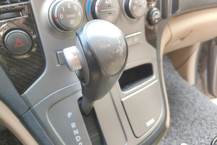 Used Hyundai H-1 Starex 2011 2.4L Luxury Edition Gear Lever