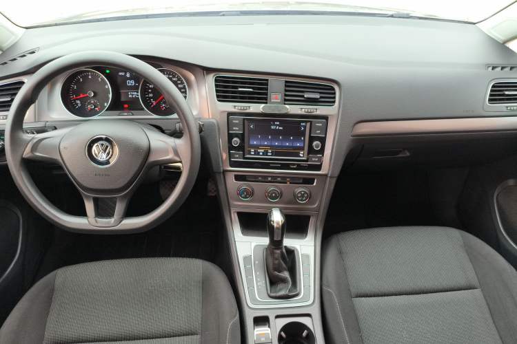 Used Volkswagen Golf 2016 1.6L Automatic Fashion Model
