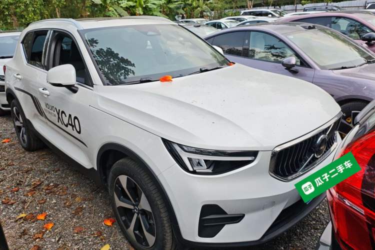 Used Volvo XC40 2024 B4 4x4 Smart Luxury Edition Front Right 45 Deg