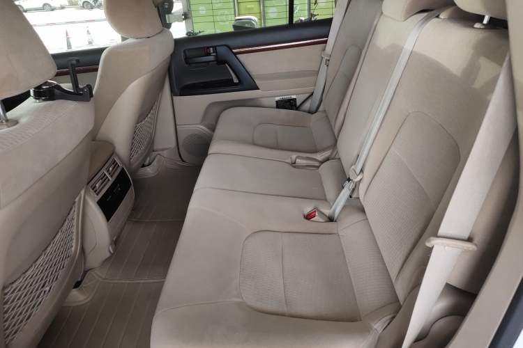 Used Toyota Land Cruiser 2015 4.0L 8-Seater Middle East Version
