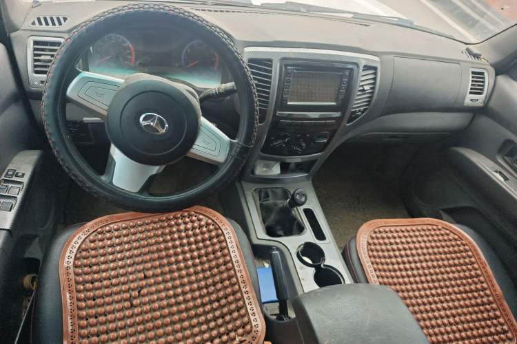 Used BAW Yueling 2014 2.8T long-wheelbase Entrepreneur Edition JE493ZLQ4CB Center Console