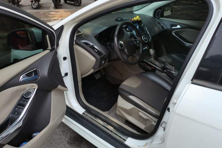 Used Ford Focus 2012 Hatchback 1.6L Automatic Fashion Edition Driver Seat