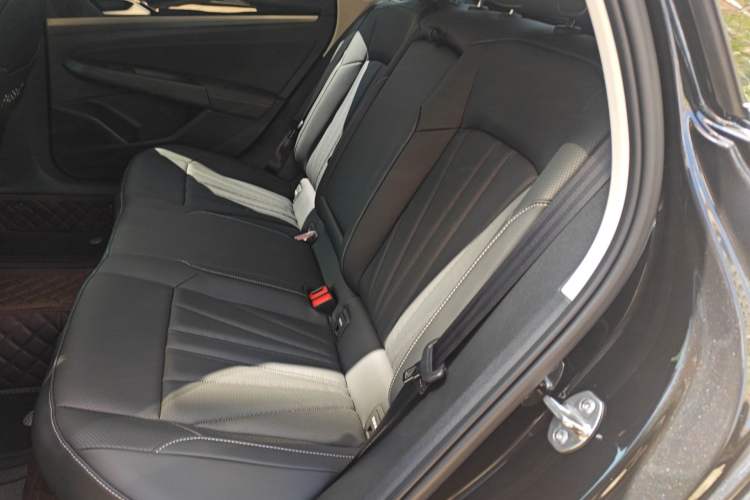 Used Volkswagen Passat 2026 Model, Outstanding 380TSI Longteng Edition Left Rear Seat