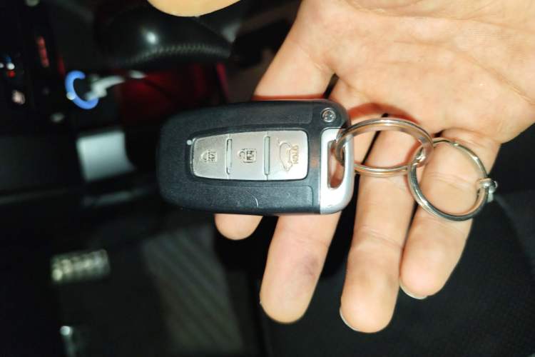 Used Kia Sorento 2009 2.4L Luxury Edition Vehicle Key