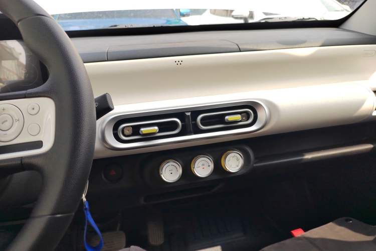 Used Wuling Hongguang MINIEV 2024 3rd Generation 215km Youth Edition Audio And AC Panel