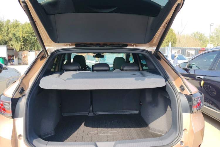 Used Volkswagen ID.4 CROZZ 2022 Long-Range PURE+ Edition Trunk