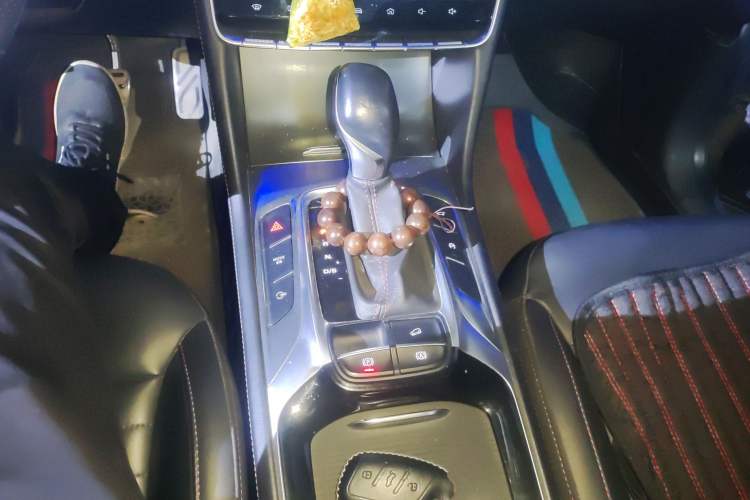 Used MG HS 2018 30T Automatic Two-Wheel Drive Trophy Edition—High-Octane V-Model Gear Lever