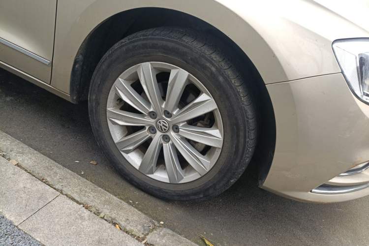 Used Volkswagen Bora 2016 1.6L Automatic Comfort Model Right Front Wheel Hub