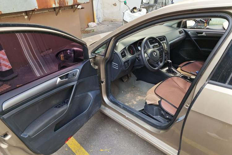 Used Volkswagen Golf 2016 1.6L Automatic Fashion Model