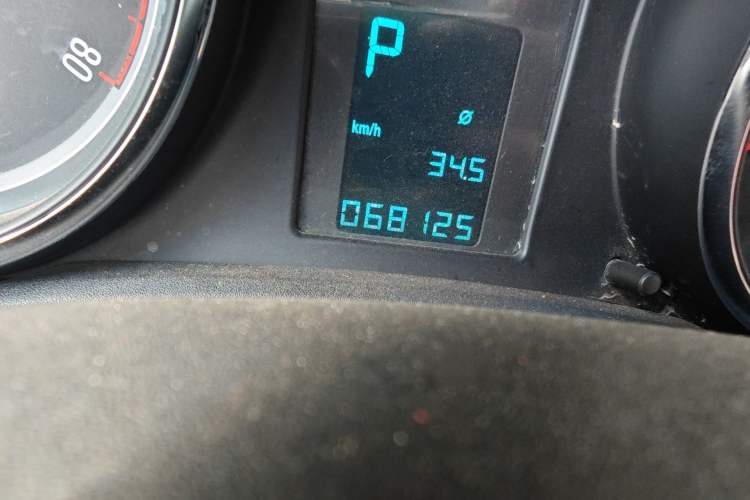 Used Buick GT 2013 XT 1.6L Automatic Fashion Edition Odometer Close Up