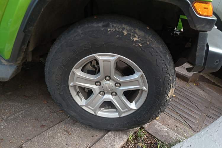 Used Jeep Wrangler 2019 2.0T Sahara 4-Door Version China V Standard Right Front Wheel Hub