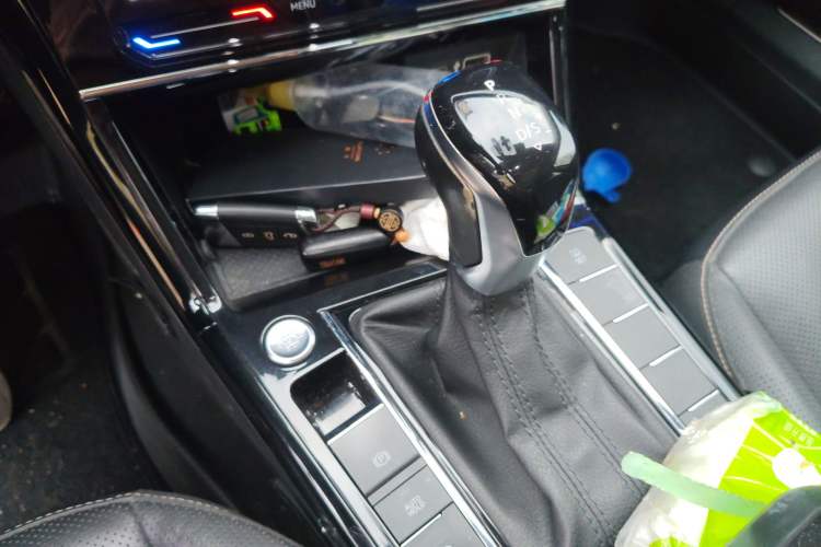 Used Volkswagen Passat 2020 Revised Version 330TSI Luxury Edition China VI Standard Gear Lever