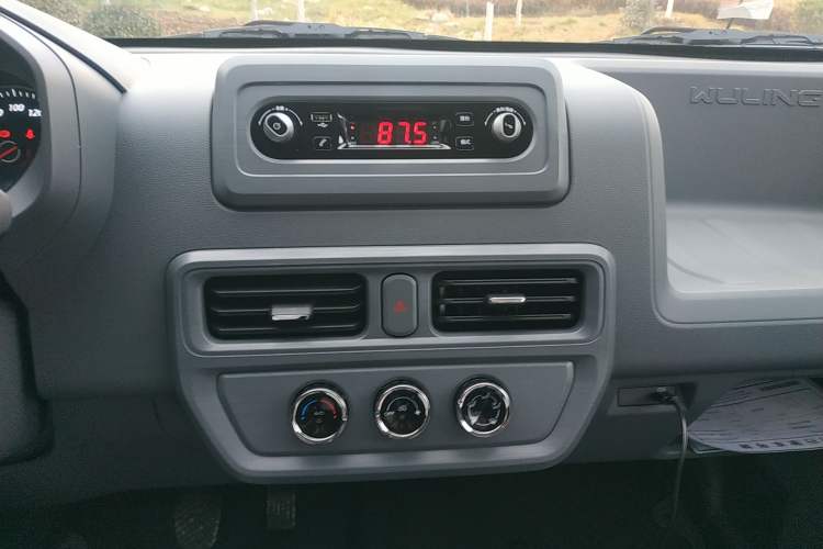 Used Wuling Yangguang 2024 300KM Comfort Version Passenger Van 75kW