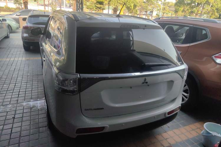 Used Mitsubishi Outlander 2014 2.4L 4x4 Deluxe Value Edition 5 Seats