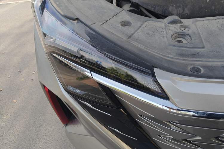 Used CHANGAN OSHAN Z6 2023 Blue Whale 2.0T Automatic Smart Drive Model Right Front Headlight