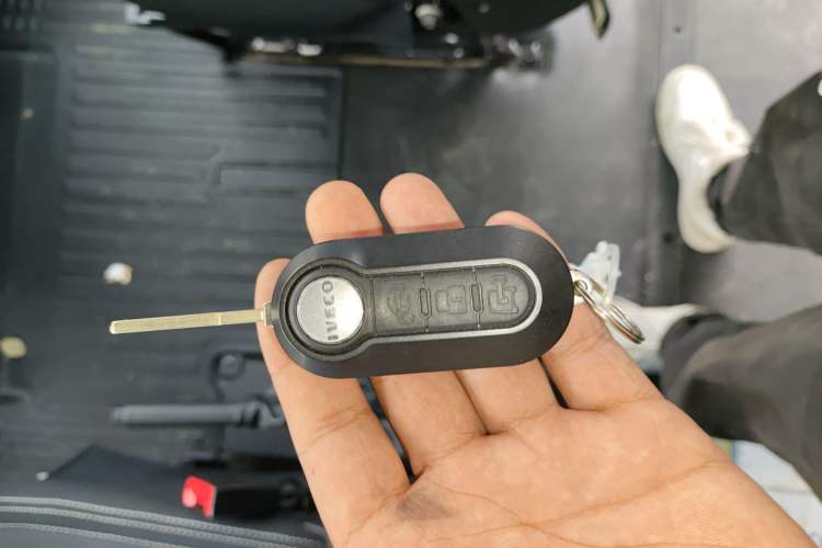 Used Iveco Eurocargo 2021 3.0T Automatic Chao Rui Short Wheelbase Low-Roof Side-Sliding Door F1C
