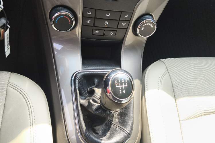 Used Chevrolet Cruze 2015 1.5L Classic SE MT Gear Lever