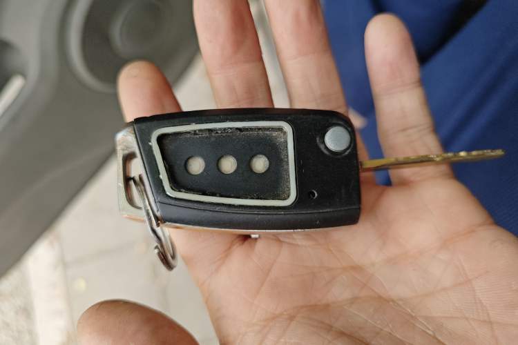 Used Dongfeng Shuaike 2013 Revised Version 1.5L Manual Standard Edition 7 Seats China IV Standard Vehicle Key