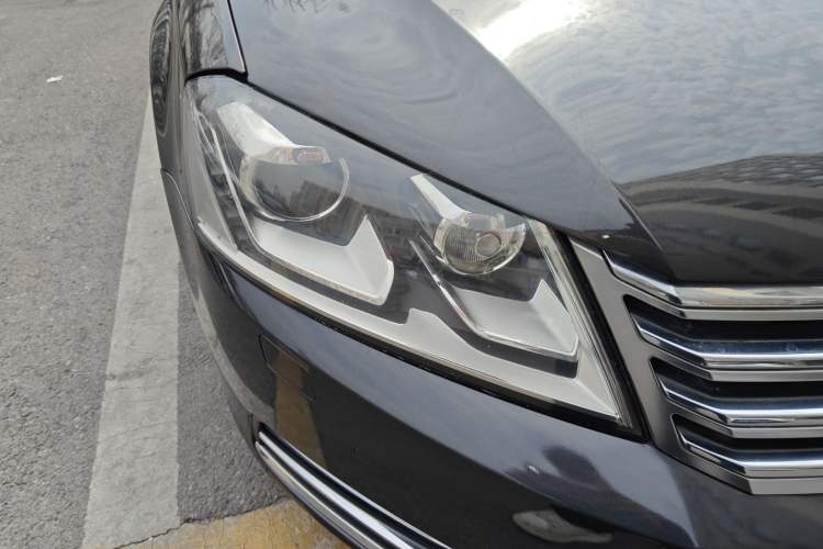 Used Volkswagen Magotan 2012 Revised 1.8TSI Luxury Version Right Front Headlight