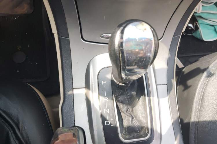 Used Brilliance BS6 2011 1.8T Automatic Comfort Model Gear Lever