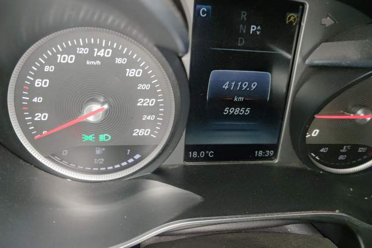 Used Mercedes-Benz GLC 2016 GLC 260 4MATIC Luxury Model Odometer Close Up