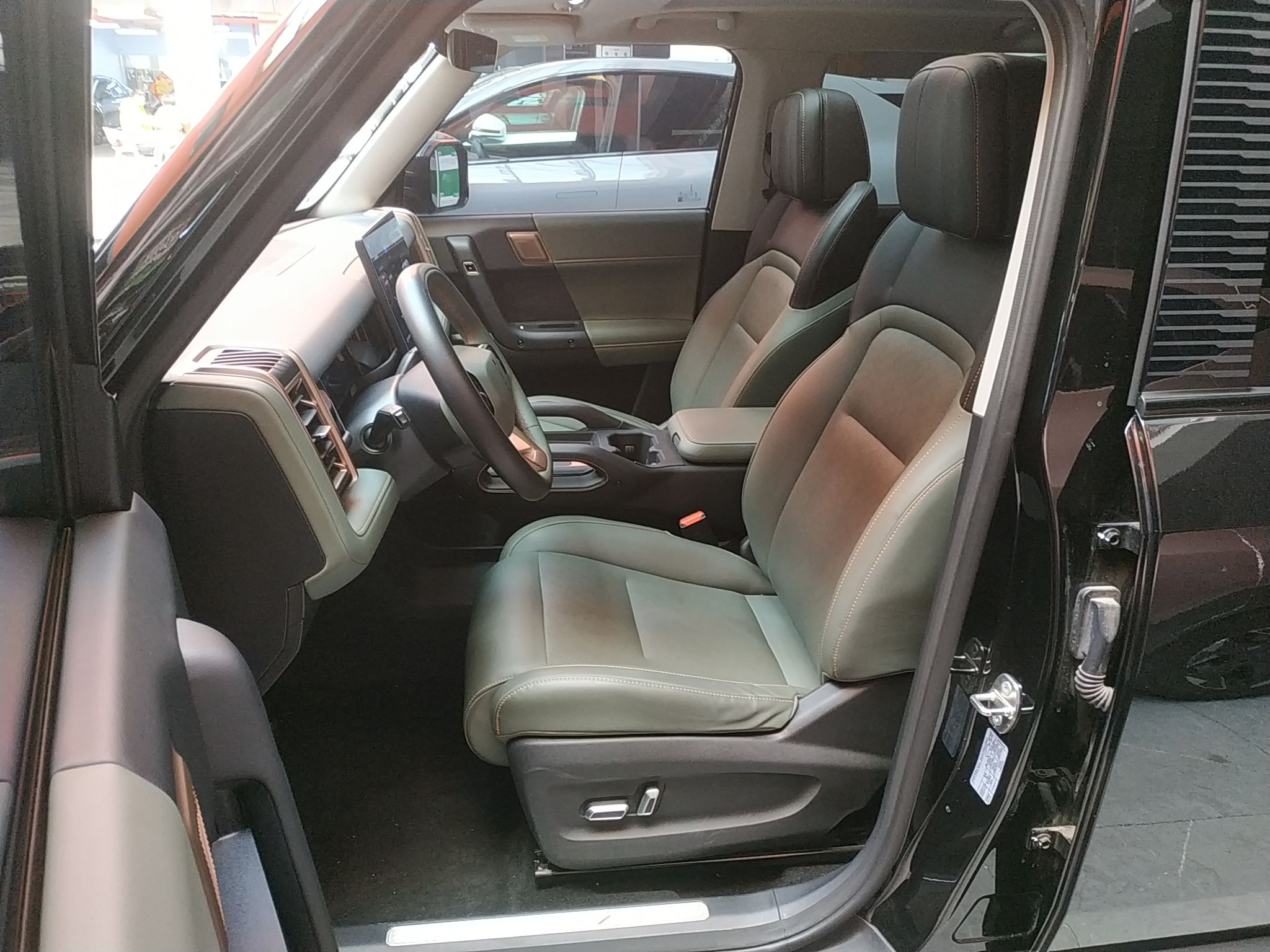 المقاعد الأمامية داخل السيارة