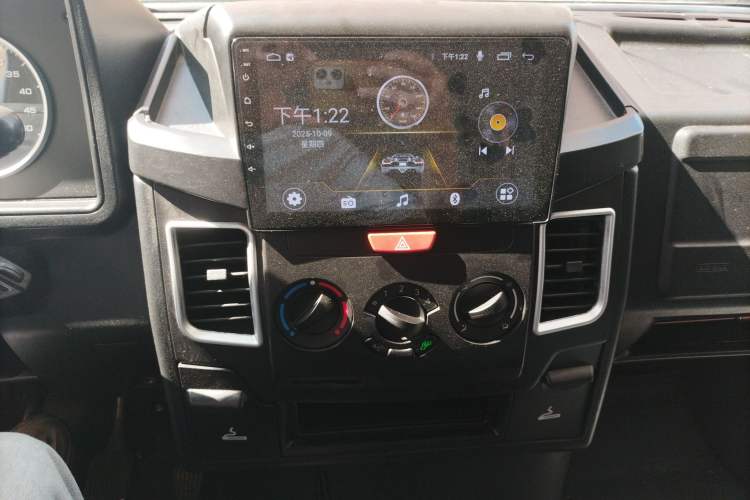 Used Iveco Daily 2021 2.5T A35 M1 Passenger Van 5-9 Seater Short Wheelbase Mid-Roof Design Dual Tires Side Sliding Door
