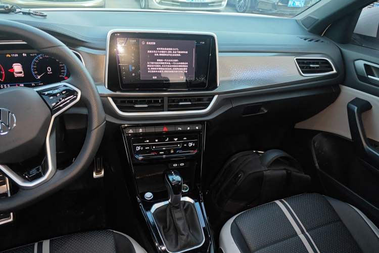 Used Volkswagen T-ROC 2025 300TSI DSG Two-Wheel Drive Chen Guang Edition Audio And AC Panel