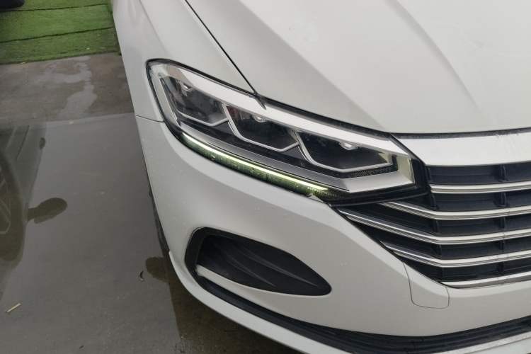 Used Volkswagen Lavida 2023 1.5L Automatic De Yi Edition Right Front Headlight