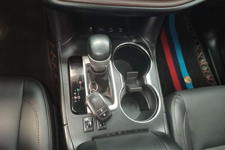 Used Toyota Highlander 2018 2.0T Four-Wheel Drive Luxury Edition 7 Seats China V Emission Standard