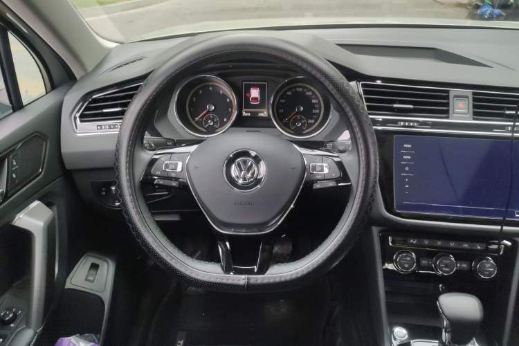 Used Volkswagen Tiguan L 2020 330TSI Automatic Two-Wheel Drive Smart Luxury Edition China VI Standard
