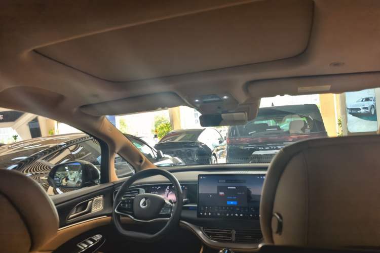 Used Denza D9 2025 DM-i Intelligent Drive 1020 Four-Wheel Drive Flagship Model