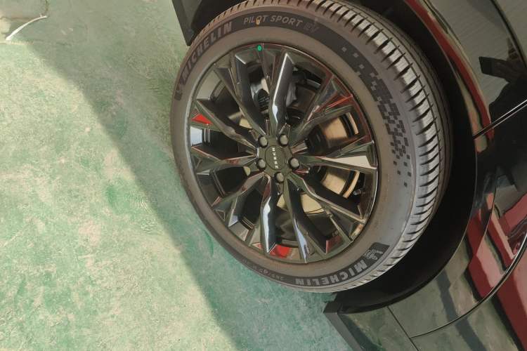 Used Zeekr 7X 2025 100 kWh Long-Range Rear-Wheel Drive with Intelligent Driving Features
