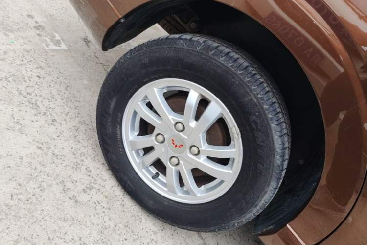 Used Wuling Hongguang 2018 1.5L S Comfort Model L2B Right Rear Wheel Hub