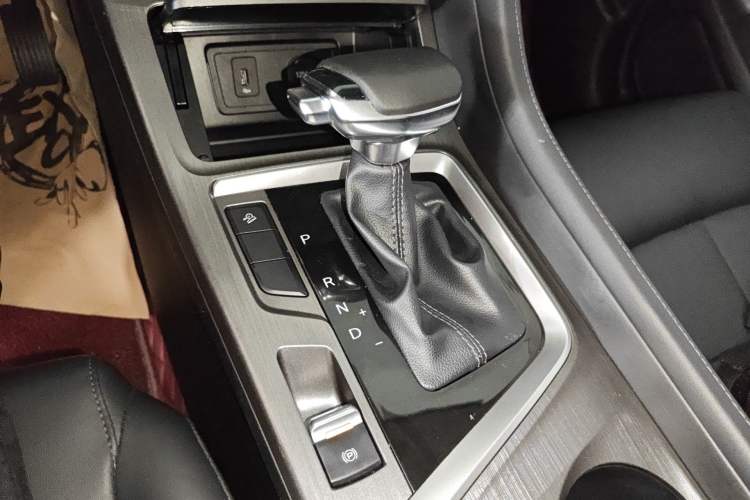 Used CHANGAN CS55PLUS 2020 1.5T Automatic Colorful Model Gear Lever