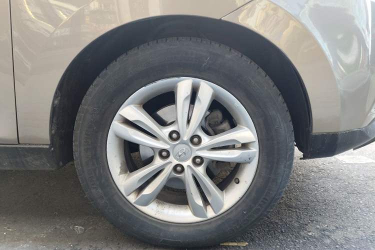 Used Hyundai ix35 2010 2.0L Automatic Two-Wheel Drive Elite Edition GLS Right Front Wheel Hub