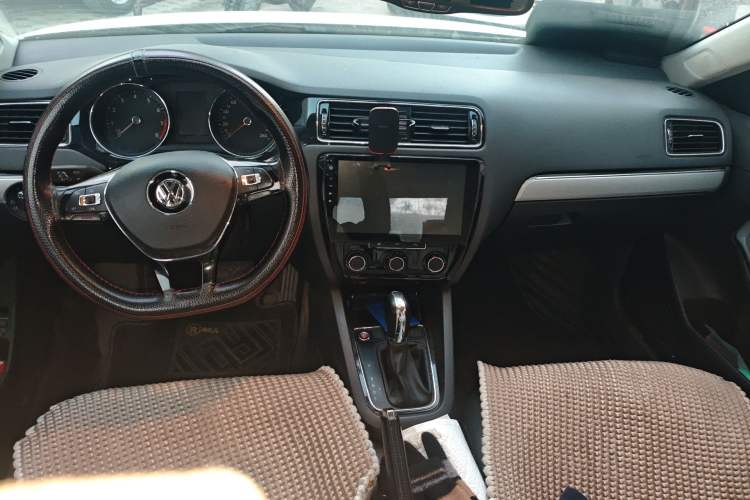 Used Volkswagen Sagitar 2017 1.6L Automatic Comfort Model Center Console