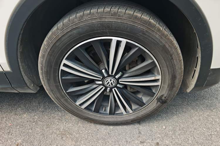 Used Volkswagen Tiguan L 2017 380TSI Automatic All-Wheel-Drive Luxury Edition Right Front Wheel Hub
