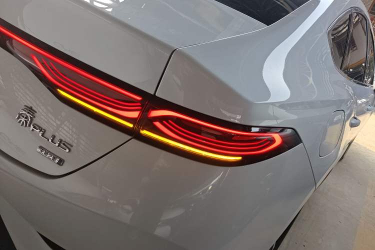 Used BYD Qin PLUS 2025 DM-i Smart Drive 120KM Superior Model Right Rear Taillight