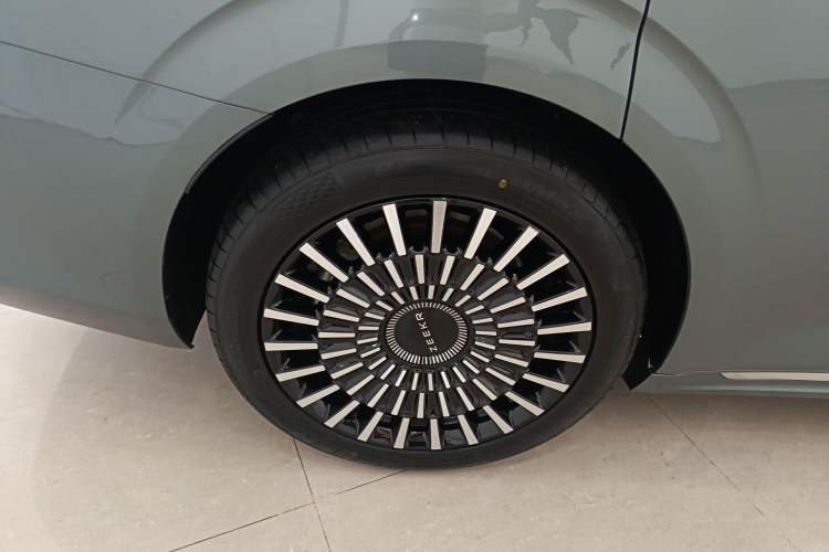 Used Zeekr 009 2024 7-Seater Aisle Version 108 kWh
