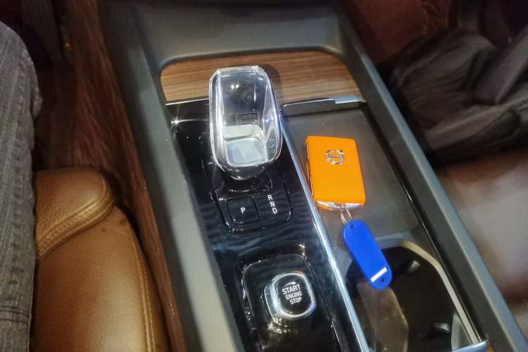 Used Volvo XC60 2023 B5 4x4 Smart Luxury Edition Gear Lever