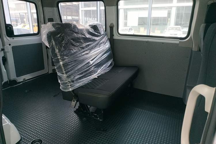 Used SAIC MAXUS Xintu V80 2025 Value Edition Aoyuntong 2.0T Manual Short Wheelbase Mid-Height 127 Ps 5/6 Seats Left Rear Seat