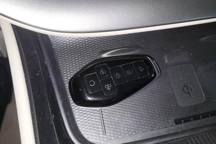 Used Denza D9 2025 DM-i Intelligent Drive 1020 Four-Wheel Drive Flagship Model
