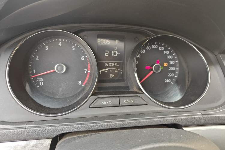 Used Volkswagen Lavida 2015 1.6L Automatic Comfort Edition Odometer Close Up